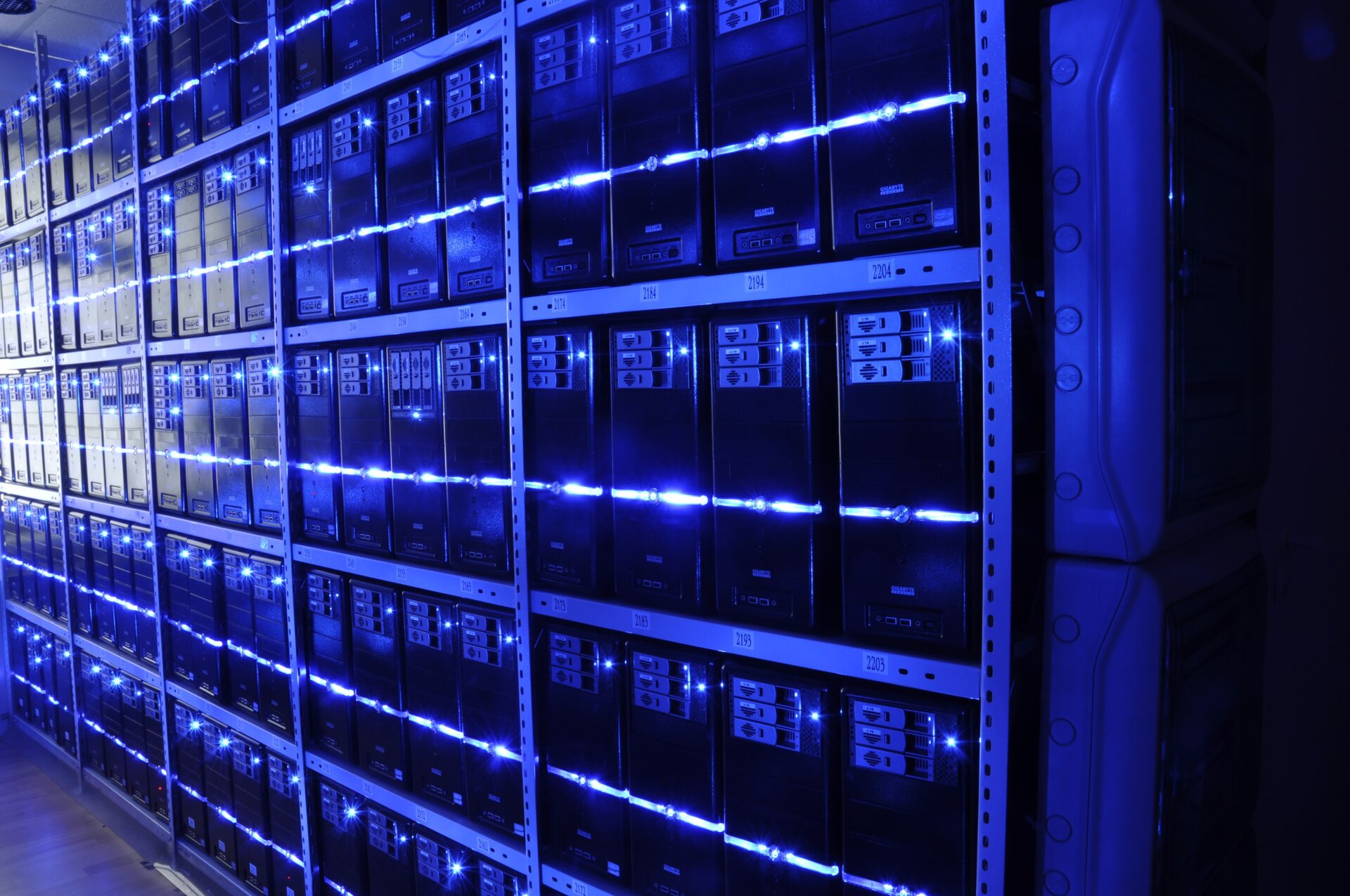 Serverrack in einem Rechenzentrum, in dem die Modellrechnungen durchgeführt werden